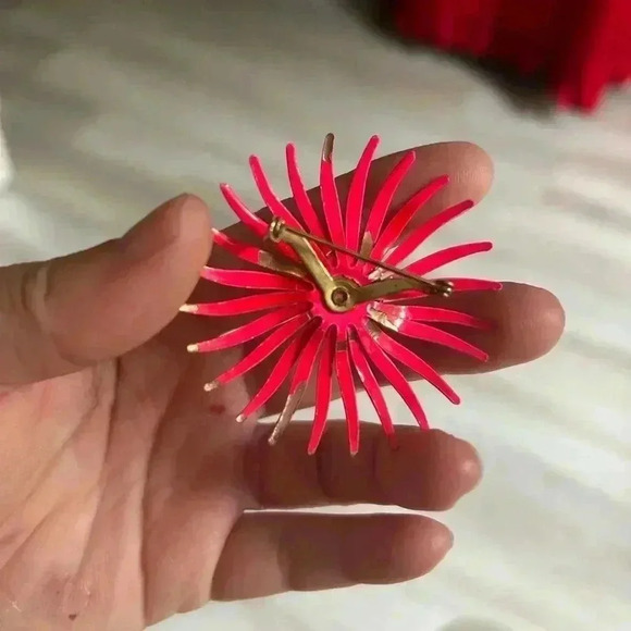 4/$100  Pink neon flower pedal 1960 vintage brooch - Picture 4 of 6